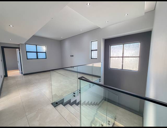 4 BEDROOM FREEHOLD FOR SALE IN MIDSTREAM HEIGHTS